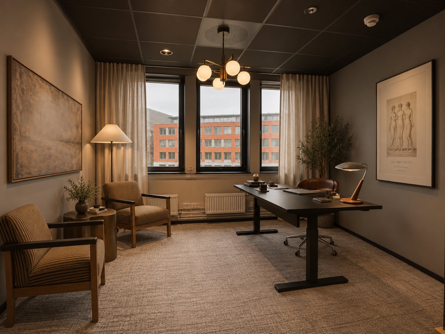 Kontor med lenestol, gulvlampe og pendel under mørkt tak