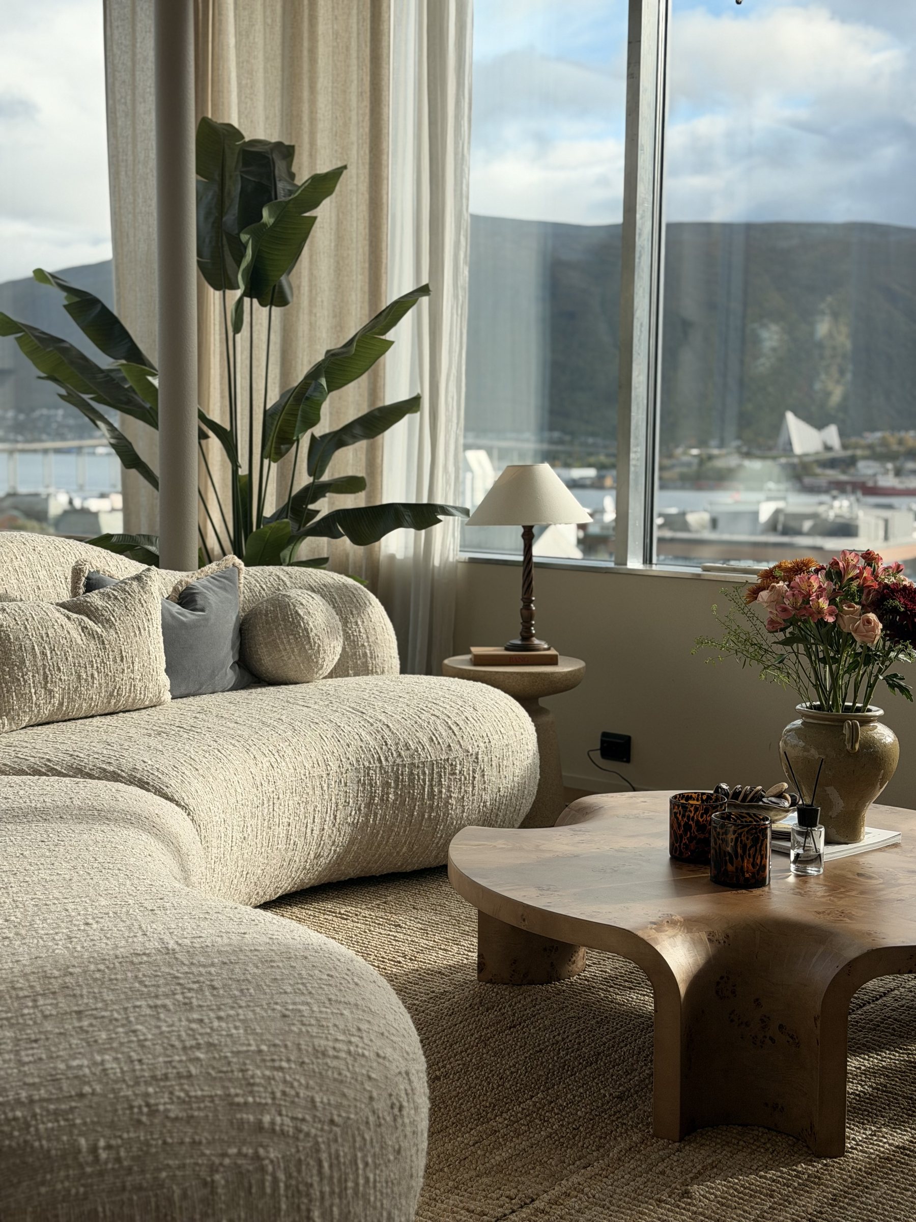 Bouclésofa og sofabord i tre med blomster